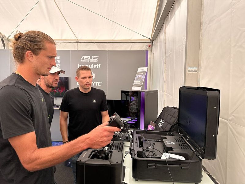 Die Zverev Brüder sind von dem Flugsimulator & dem POGA Max Koffer sehr angetan. Monitor und Notebook sind von TERRA Wortmann. (Bild: Vogel IT-Medien)