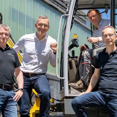 Georg Hornegger, Helmut Kogler, Bernd Winkler, Reinhard Thor, Andreas Plöckinger und Paul Foschum (v.l.) sehen im CPS-Ventil ein großes Potenzial für Mobile Maschinen und Spritzgussmaschinen.  (Bild: Pecksteiner/LCM)