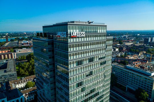 Lanxess plant die Eliminierung der indirekten Emissionen bei der vor- und nachgelagerten Lieferkette bis 2050. Lanxess plant die Eliminierung der indirekten Emissionen bei der vor- und nachgelagerten Lieferkette bis 2050.
