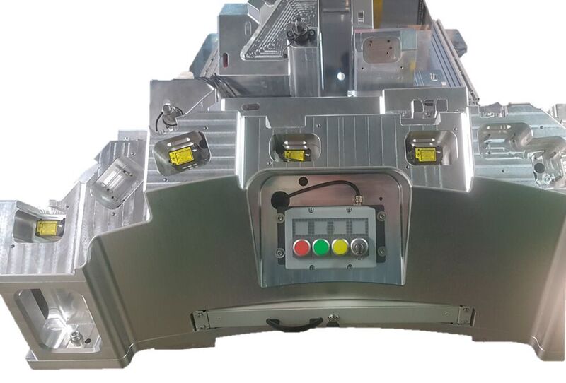 Bild 3: Ausschnitt der Einlegemaske einer Messlehre für Druckgussformteile bestückt mit Lasersensoren an den maßkritischen Prüfpositionen. (Verfasser)