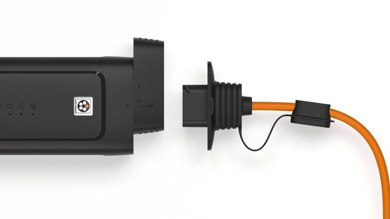 Bild 1: Das netzseitige Kabel sitzt dank einem zweistufigen Sicherheitsmechanismus sicher und ist doch leicht austauschbar. (Lapp)