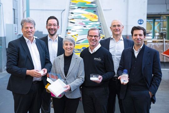 Treffen zum Abschluss der Recycling-Allianz (v.l.n.r.): Hans-Peter Hauck (COO Röhm), Lukas Dössel (Director Circular Economy Röhm), Daniela Pfister (Kaufmännische Leitung Pekutherm), Heiko Pfister (Geschäftsführer Pekutherm) und Giovanni Sale (Corporate & Business Strategy Senior Vice President MAIRE) sowie Massimo Di Amato (Circular Solutions SVP Nextchem, Managing Director My Remono).(Bild:  Röhm)