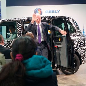 Carl-Peter Forster, Vorsitzender des Aufsichtsrats der London Taxi Company und Mitglied des Vorstands des chinesischen Automobilriesen Geely, sprach am 22. März bei der offiziellen Eröffnung des Werks für das London Taxi der nächsten Generation.