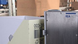 Die Kartonagenbeschriftung klappt mit dem REA Jet UP auch auf glatten Flächen („UP“ steht für „Universal Print“). (Bild: REA)