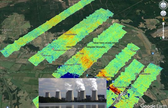 CO2-Abluftfahne des Braunkohlekraftwerks Jänschwalde vom Flugzeug aus aufgenommen im Sommer 2021 mit dem neuen bildgebenden Treibhausgassensor MAMAP2D Light der Universität Bremen (orange-rot: erhöhtes CO2). Aus der gemessenen CO2-Abluftfahne lassen sich die CO2-Emissionen bestimmen. Diese Technik kommt auch bei Satellitendaten zum Einsatz.(Bild:  Andreas Fix, DLR; Karte CO2-Abluftfahne: Universität Bremen, Institut für Umweltphysik)
