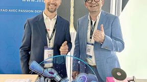 Rémy Favard et Fabrice Berche sur le stand de Louis Bélet au SIMODEC 2026 avec le trophée de l'innovation fraîchement gagné. (Source : MSM)