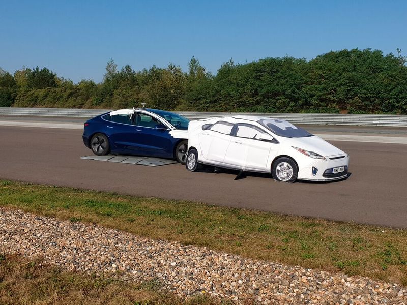 Um andere Fahrzeuge zu simulieren und Assistenzsysteme zu testen, kommen selbstfahrende Plattformen und sogenannte Soft-Targets zum Einsatz. (Bild: Dekra)