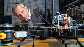 Mirko Kovač fordert mit einem Manifest die Etablierung von «Sustainability Robotics» als neue wissenschaftliche Disziplin. Ziel ist es, Robotik konsequent an ökologischen, gesellschaftlichen und wirtschaftlichen Nachhaltigkeitszielen auszurichten. (Bild: Empa)