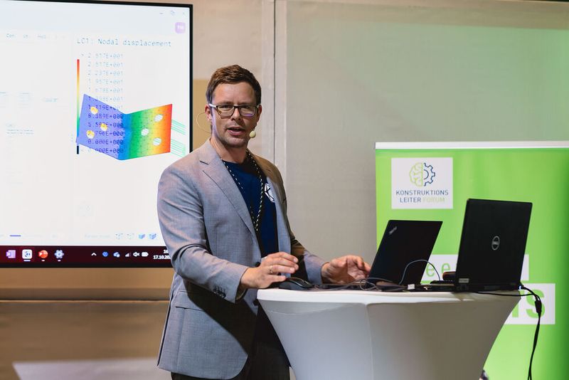 Tobias Wigand demonstriert die Vorteile der Low-Code-Entwicklungsplattform Synera, die verschiedenste Lösungen kombiniert und per algorithmischer Modellierung Entwicklungsworkflows für Bauteile entwirft. (Bild: Stefan Bausewein/VCG)