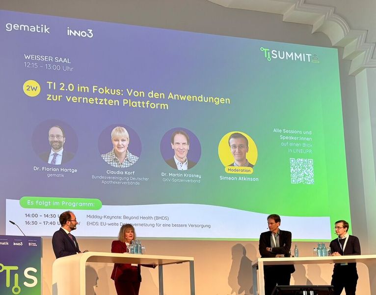 Beim Panel „TI 2.0 im Fokus: Von den Anwendungen zur vernetzten Plattform“ diskutierten Dr. Florian Hartge, Geschäftsführung gematik, Claudia Korf, stellv. Hauptgeschäftsführerin ABDA und Dr. Martin Krasney, Mitglied des Vorstands des GKV-Spitzenverbandes, moderiert von Simeon Atkinson, Gründer und Geschäftsführer Achtung! Innohealth (v. l.).  (Bild: VIT / Nicola Hauptmann)