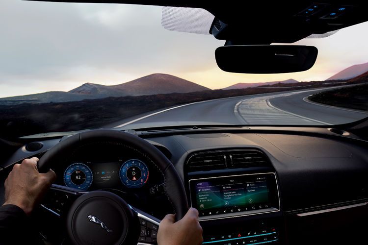 Das SVR-Lenkrad hat Aluminium Schaltwippen. (Bild: Jaguar)