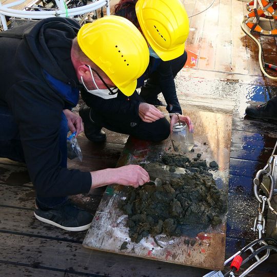 Meeresbiologe Dr. Matthias Brenner und Ute Marx vom AWI untersuchen die Sedimentproben und die biologischen Proben an Bord der Heincke. Meeresbiologe Dr. Matthias Brenner und Ute Marx vom AWI untersuchen die Sedimentproben und die biologischen Proben an Bord der Heincke.
