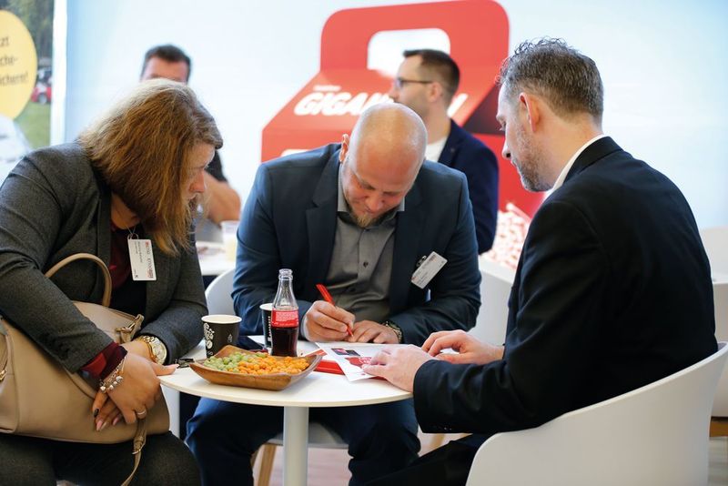 Marina und Eric Kanzler (Pme Mobil) mit Björn Eikmeier (Eno) beim Durchstöbern von Messeangeboten. (Eno)