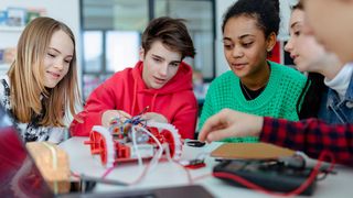 Mit der Nachwuchskampagne möchte der VDMA junge Menschen wieder für Technik begeistern. (Bild: Halfpoint - stock.adobe.com)