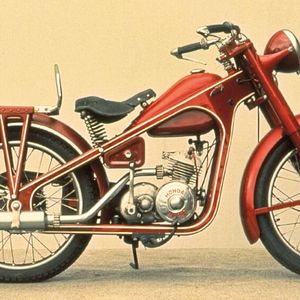 Unter dem Familiennamen „Dream“ baute Honda seine ersten Motorräder in Serie. Das erste Modell war 1949 der Zweitakter „Dream D“ mit 3 PS (2,2 kW) aus 98 cm³ Hubraum. Er besaß keine von Hand zu betätigende Kupplung, da Soichiro Honda ein halbautomatisches Kupplungssystem mit einem Kegelkupplungsmechanismus konstruiert hatte. 1951 folgte der Viertakter „Dream E“ mit 5,5 PS (4 kW) aus 146 cm³ Hubraum. (Bild:  Honda)