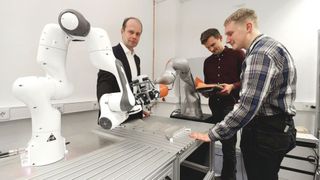 Für das Projekt "OP der Zukunft" soll ein kollaboratives Mehrarm-Assistenzsystem für den Einsatz bei minimalinvasiven Eingriffen konzipiert und realisiert werden (Jürgen Haacks, Uni Kiel)