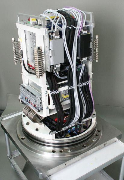 Das Steuer- und Überwachungssystem MHC DWS samt MUX-Box mit Steuerungsrechner ist direkt am Hammer installiert. Ein einziges Kabel führt alle Versorgungsleitungen, wie eine Nabelschnur. (Bild: Friedrich Lütze)
