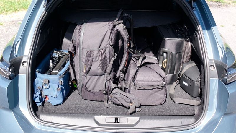 Gepäck für drei Personen und dazu das Equipment des Videografen (O-Ton: „Ich habe vielleicht doch etwas zu viel Zeug mitgenommen.“) passten locker rein. (Bild: Rosenow – VCG)