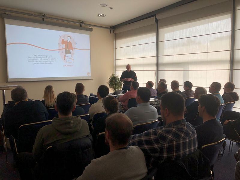 Wie die praktische und rechtskonforme Umsetzung der Richtlinie VDI/VDE-MT 2637 Bedarfsgerechte Qualifikation in der Schraubtechnik aussehen kann, veranschaulichte Richard Gruber in seinem Vortrag. (Bild: VCG/Juliana Pfeiffer)