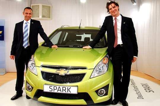 Wechsel an der Spitze von Chevrolet Deutschland: Markus Leithe (rechts) kommt für Jürgen Keller (links). (Archiv: Vogel Business Media)