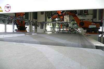 Ein Blick in den Auslauf der Pressenline wo bereits die ersten fertig umgeformten Teile erwartet werden. (Archiv: Vogel Business Media)