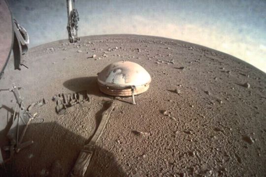 Die Insight-Marslandefähre der NASA hat dieses Bild des Bereichs vor der Landefähre am 20. Juli 2021 aufgenommen. Vor dem Lander ist das hochsensible Gerät erkennbar, welches Marsbeben erfasst. Die Insight-Marslandefähre der NASA hat dieses Bild des Bereichs vor der Landefähre am 20. Juli 2021 aufgenommen. Vor dem Lander ist das hochsensible Gerät erkennbar, welches Marsbeben erfasst.