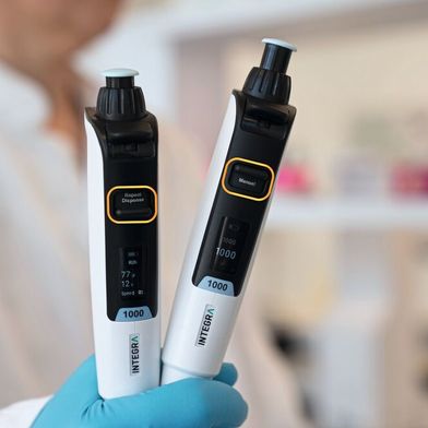 Die Switch-Pipette von Integra Biosciences kann manuell bedient, aber auch in den Modus für das Mehrfachdispensieren geschaltet werden. Ersteres ermöglicht gewohntes Pipettieren von Hand, letzteres sorgt für eine effiziente elektronische Aliquotierung. 	 (Bild: Integra Biosciences)