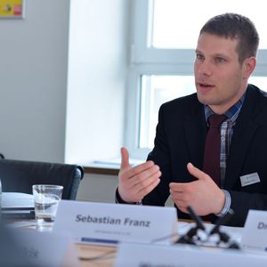 „Mit fertig konfigurierter Sicherheitstechnik sind wir wesentlich schneller bei der Realisierung von nötigen Sicherheitsfunktionen und erreichen einfacher eine Abnahme der Maschine“, betont Sebastian Franz.(Bild:  Vogel Business Media / Johannes Untch)