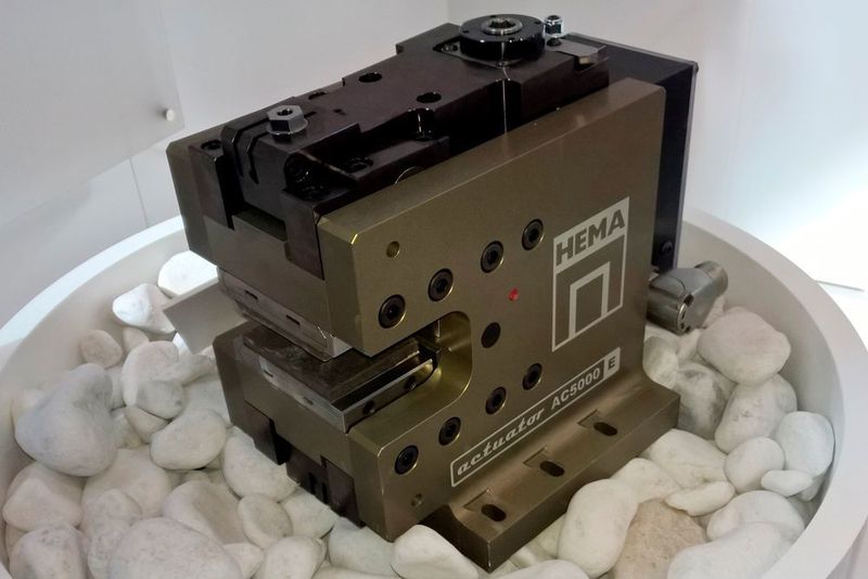 Den Aktuator AC-5000 bietet Hema mit elektromechanischer oder pneumatischer Betätigung an. Anwenden lässt sich die Bremse beispielsweise als Industriescheibenbremse für rotierende Bremsscheiben oder lineare Klemmschienen oder als Feststell-, Notstopp-, Betriebs- oder Sicherheitsbremse. (S. Häuslein/konstruktionspraxis)