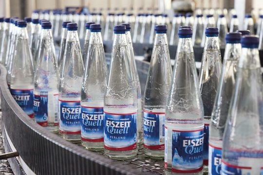 Selbst Glasflaschen mit Eiszeitquell können während des Abfüllprozesses von den Leuze-Sensoren einwandfrei und zuverlässig detektiert werden. Selbst Glasflaschen mit Eiszeitquell können während des Abfüllprozesses von den Leuze-Sensoren einwandfrei und zuverlässig detektiert werden.