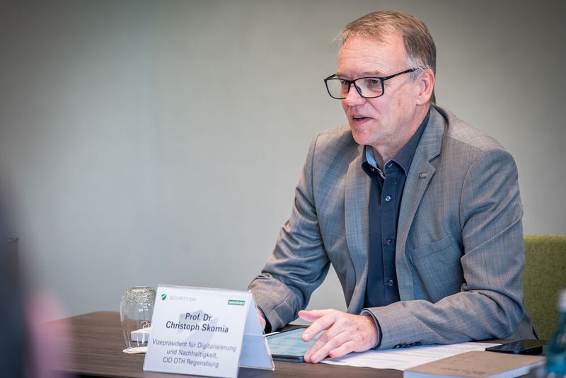 Prof. Dr. Christoph Skornia, Vizepräsident Digitalisierung und Nachhaltigkeit und Chief Information Officer (CIO) der Ostbayerischen Technischen Hochschule Regensburg: „Wir kommen in einen Bereich, in dem wir Vorhersagbarkeit verlieren und Risiko eingehen.“ (Bild: DieProfifotografen)