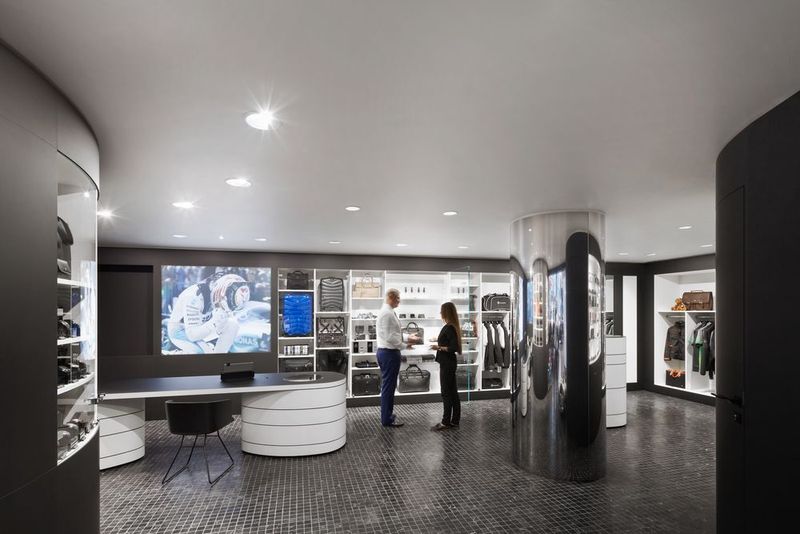 Auch Mercedes-Accessoires wecken das Interesse der Kunden. (Anastasia Hermann)