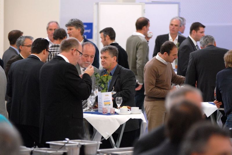 Impressionen vom Pumpen- und Schüttgutforum: Expertenaustausch bei Speis und Trank  (Bild: PROCESS)