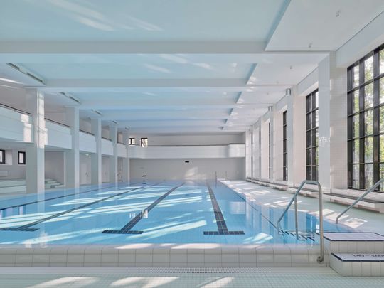 Nach der Gesamtsanierung zeigt sich die Schwimmhalle als lichtdurchfluteter, technisch und architektonisch neu interpretierter Raum.(Foto:  Mark Niedermann)