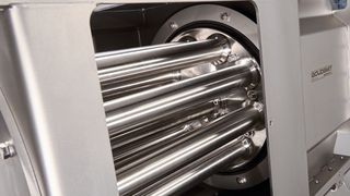 Der automatisch reinigbare, rotierende Cleanflow-Magnet entfernt Eisenpartikel und schwach magnetische Partikel ab 30ųm aus Anoden- und Kathoden-Batteriepulvern, wie z.B. Lithium. (Bild: Goudsmit)