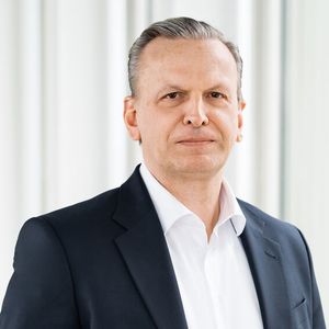 Thomas Jessulat bleibt auf weitere fünf Jahre CFO der Elring Klinger AG.(Bild:  Elring Klinger AG)