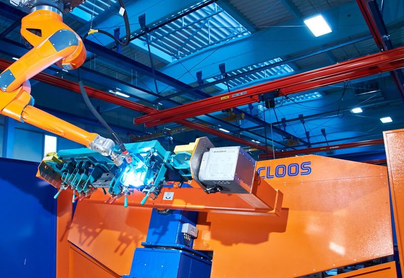 Die kompakten Roboterschweißanlagen benötigen wenig Platz und lassen sich einfach in jede Fertigungsstraße integrieren. (Bild: Cloos)
