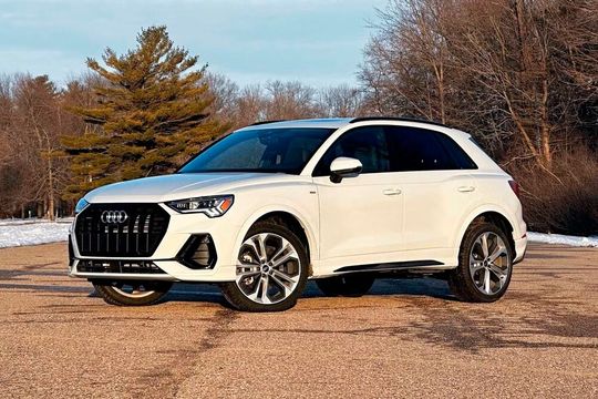 Einige Millionen Fahrzeuge von Audi, Volkswagen und auch Seat werden jetzt weltweit in die Werkstatt beordert. Der Grund ist eine mangelhafte Schraube im Lenksystem. Betroffen sind etwa Audi-Modelle des Q3, die vom 31. Oktober 2017 bis 23. Mai 2024 gefertigt wurden ...(Bild:  Audi)