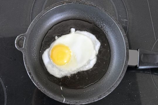 PFAS-haltige Beschichtungen sorgen dafür, dass das Ei in der Pfanne nicht anbackt. In der Umwelt werden PFAS kaum abgebaut und werden von Umweltbehörden daher kritisch gesehen. (Bild:  Markus Bernards / Goethe-Universität Frankfurt)