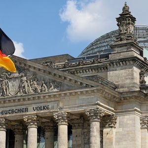 Da der Staat der größte Betreiber kritischer Infrastrukturen ist, sollten Meldepflichten und Sicherheitsstandards auch für staatliche Stellen gelten.