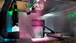 Jetzt konnten Forscher im Rolle-zu-Rolle-Verfahren die Serienproduktion von Lithium-Ionen-Batterien beschleunigen. Möglich macht das der Einsatz eines Lasersystems zur Trocknung der Elektroden. Hier verraten sie, wie das funktioniert. (Bild: Fraunhofer ILT)