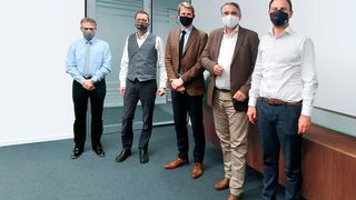 Leadec hat zum 1. November 2020 die AVI GmbH übernommen, die auf Automation und industrielle IT spezialisiert ist. Die Unternehmensvertreter beim Signing (v.l.): Veit Menges, Mirko Wittek, Frank Seifert (alle AVI), Dr. Achim Agostini, Alexandar Jakšić (beide Leadec). (Leadec)