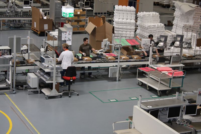 Die Produkte erhalten ihre Labels. (Archiv: Vogel Business Media)