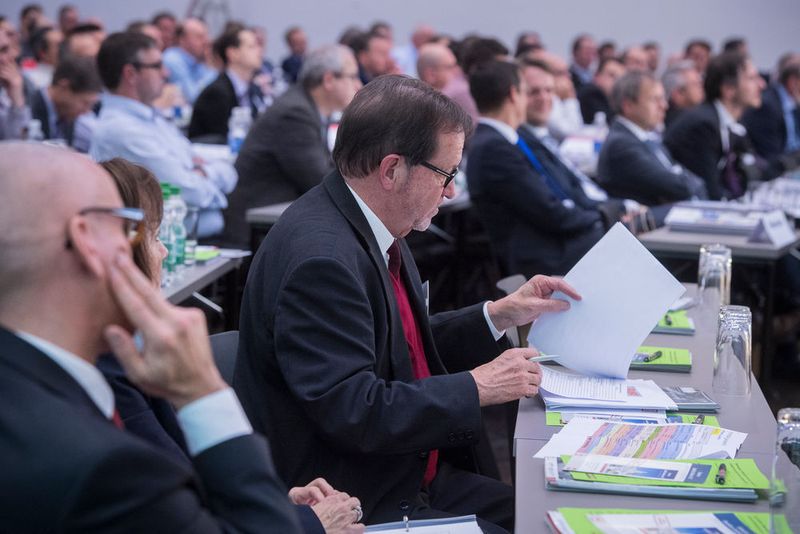 Keynote Speaker Dipl.-Ing. Walter Fust studiert seine Unterlagen. (Thomas Entzeroth)