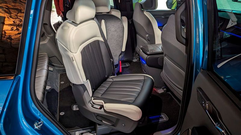 Im Sechssitzer sind die mittleren Sitze drehbar angeordnet, um das Einsteigen zu erleichtern. (Bild: Rosenow – VCG)