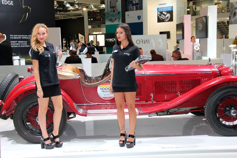 Junge Frauen, alte Autos, neue Maschinen: Impressionen von der EMO Mailand 2015. (Bild: Sonnenberg)
