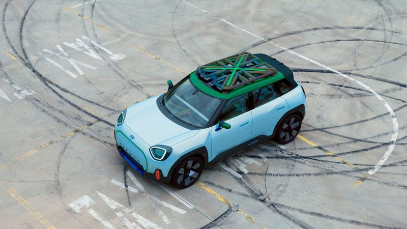 Mit einer Außenlänge von 4,05 Metern, einer Breite von 1,99 Metern und einer Höhe von 1,59 Metern zeigt die Studie markentypische Proportionen, bietet aber aufgrund der rein elektrischen Fahrzeugarchitektur viel Platz im Innenraum. (Bild: Mini)