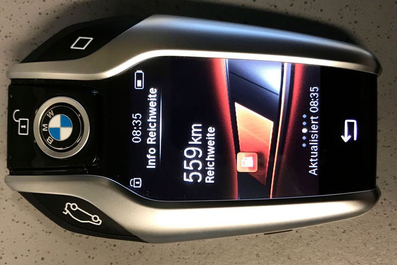 Daneben werden die Tankfüllung und die daraus resultierende Reichweite angezeigt; auch eventuelle Serviceinformationen finden sich auf dem Schlüssel. (Michel / »kfz-betrieb«)