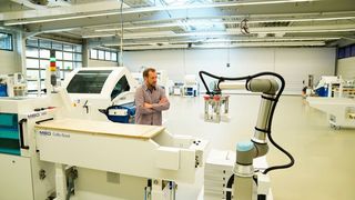 Der neue UR10e kommt in dem Cobo-Stack-Stapelroboter für Druckereien von MBO Postpress Solutions zum Einsatz, der jetzt auch schwerere Produkte transportiert. (Universal Robots)