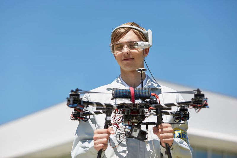Ein Drohnenpilot mit der AR-Brille AirScouter von Brother. (Bild: Brother)